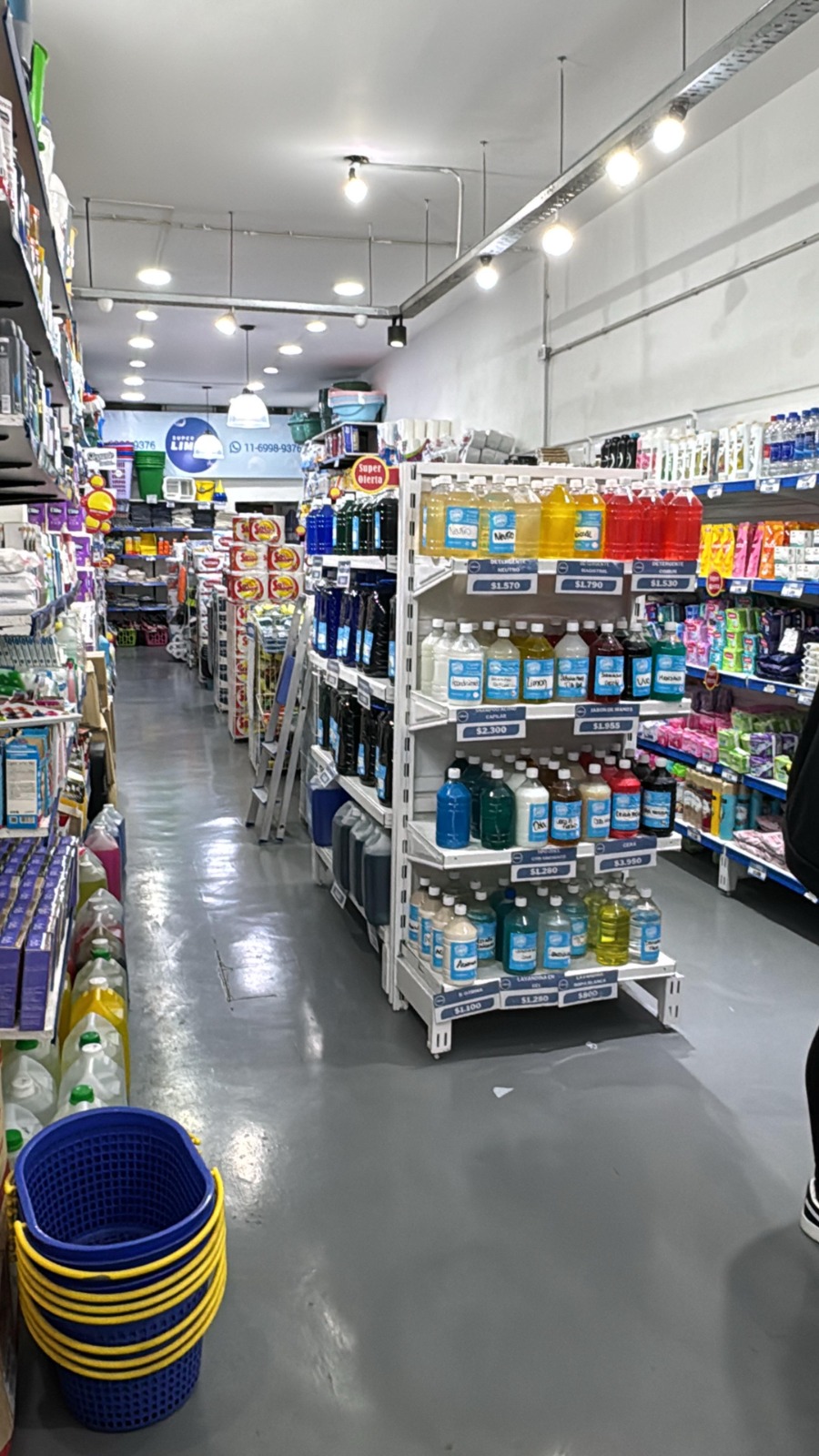 Interior de un local Súper Limpio con variedad de productos