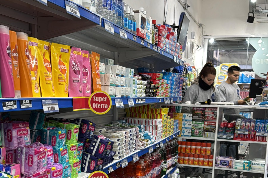 Cliente satisfecho en un local Súper Limpio